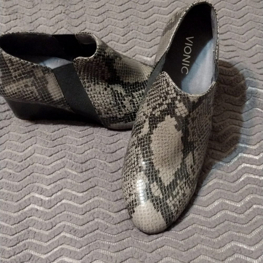 Vionic Stanton Womens Grey Snakeskin Elevated Wedge Ankle Boot Bootie sz 8